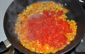 Нарезаем и добавляем помидоры, а еще через 3-4 минуты выкладываем в кастрюлю с уже горячим бульоном, даем вскипеть.