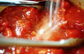 Закладываем нарезанные помидоры, заливаем томатный соус и вино, бросаем соль, сахар, красный перец, тимьян. Перемешиваем, даем закипеть.