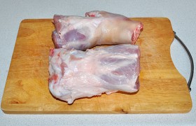 Даже из нижних, самых дешевых частей свиных рулек, мы можем приготовить замечательно вкусное мясное блюдо. Делается это просто.