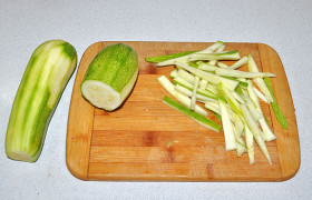 Все овощи промываем. Беремся за кабачки: нарезаем тонкими брусочками, при желании - нарезайте, как нравится. 