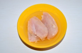 Кроличьи филе промываем, кладем в миску, заливаем фильтрованной водой, в которую добавляем яблочный уксус. Вы можете пропустить этот этап, но лучше подержать так мясо минимум полчаса-час – тогда оно станет более сочным и нежным.