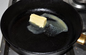 Пока нарезаем лук, на среднем огне разогревается сливочное масло. Как вариант - можем заменить половину сливочного масла на растительное. 