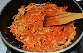 Для соуса разогреваем 2 ст. ложки растительного масла, на среднем огне  пассеруем  5-7 минут лук с тертой морковью, добавляем томатную пасту, а еще через 5-6 минут – сок отжатого кабачка с кипятком, тимьян, базилик и кориандр, провариваем пару минут, подсаливаем. 