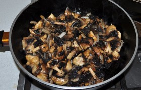 На сковороде рядом, на среднем огне, обжариваются лук и нарезанные крупно грибы,  4-6 минут. В конце приправляем солью, перцем.