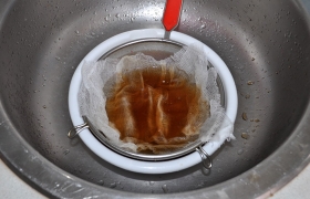 Спустя час грибы вынимаем и еще раз промываем. Складываем в 4-6 слоев марлю, кладем в сито и процеживаем в кастрюлю для супа воду, в которой мокли грибы.