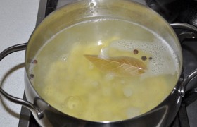 Ставим воду для супа, чистим и нарезаем картофель. Закипело – закладываем в кастрюлю. Бросаем  перец, лавровый лист, солим.