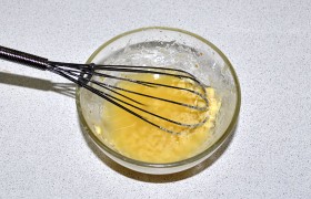 Надрезаем яйцо, выннмаем желток и натираем в мисочку для заправки. Вливаем масло, коньяк, сок лимона, соль, перец, кладем горчицу. Взбиваем венчиком или вилкой. Заправляем салат за 5-6 минут до подачи на стол