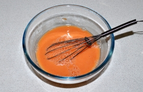 Смешиваем томатную пасту с половиной стакана воды и мукой. Если вкус слишком кислый - поправить его 1-1,5 ч. ложками сахара.