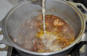 Не спеша, при помешивании, заливаем соус в латку. Прогреваясь, соус густеет.
