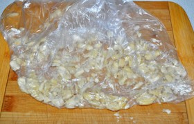 Орехи дробим в блендере или в пакете с помощью кухонного молотка.