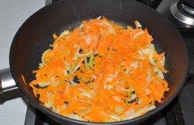 Для соуса 8-9 минут  пассеруем  на  растительном масле, на среднем огне, полукольца крупной луковицы и тертую морковь. 