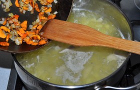 Перекладываем заправку в суп, когда картофель практически готов. Солим, перчим.