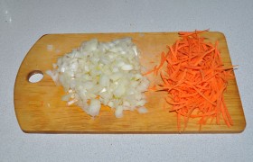Лук шинкуем средним кубиком, морковь пропускаем через терку для корейской моркови. Заодно у стручков фасоли отрезаем острые кончики, делим каждый на 2 части.