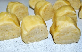 Из теста скатываем колбаску – так его легко поделить на равные 10-12 частей.