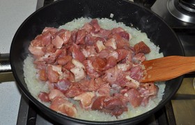 Теперь в лук закладываем мясо, наливаем 2 ст. ложки соевого соуса и немного кипятка. Закипело – приправляем на свой вкус, накрываем крышкой, оставляя щель для выхода пара. 