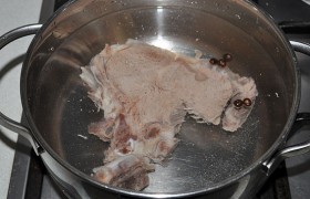 Промытое мясо заливаем в кастрюле холодной водой. После закипания варим бульон от 1-1,5 часов до 2 – столько, чтобы говядина стала мягкой. Периодически снимаем пену. Огонь конфорки должен быть маленьким, крышка – закрыта.