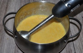 Овощи в соусе стали мягкими – добавляем сливочное масло, перекладываем соус в блендер и пюрируем. Либо делаем это погружным блендером прямо в кастрюле.