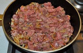 Кладем в сковороду с луком мясо, перемешивая, жарим несколько минут, пока мясо посветлеет и начнут появляться корочки. Не пережариваем! Не то мясо затвердеет.