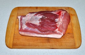 Вот такой кусочек брюшины стоит выбрать для второго блюда – достаточно постный, весом 600-650 г. Когда мы срезаем кожу и пленки – мяса остается примерно 550 г.