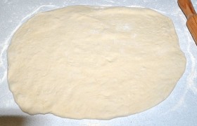 Прямо на листе для выпечки разминаем-раскатываем тесто.