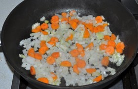 Мы взяли брикет  замороженного  бульона с куриным мясом. Но немного времени займет и приготовление такого бульона, если нарезать мясо и варить его полчаса. А пока для  заправки  пассеруем  измельченные сельдерей, лук и морковь 5-7 минут, помешивая, на среднем огне. 