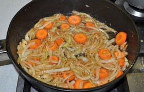 А в сковороде разогреваем растительное масло вместе со сливочным, засыпаем лук с морковью. Обжариваем на небольшом огне до мягкости, 5-6 минут. 