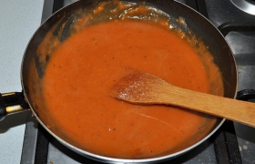 Кладем томатную пасту, вливаем немного кипятка, солим, добавляем Прованские (или Итальянские) травы.