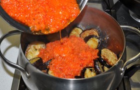Теперь переливаем томатную массу в кастрюлю, где лежат кружочки баклажана, тоже перемешиваем – но осторожно, чтобы не сломать.