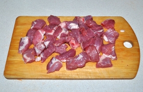 Мясо нарезаем средними кусочками.