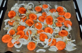 На противень или форму для запекания раскладываем лук и морковь. Сбрызгиваем соевым соусом, перчим при желании.