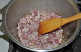 В латке  перекаливаем масло , закладываем мясо, непрерывно помешивая, обжариваем несколько минут, пока курятина побелеет, но еще не начали появляться корочки. 