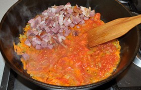 Добавляем томатную пасту и помидоры в сковороду, тушим минут 5, приправляем солью, сахаром, перцем. Закладываем копченое мясо, тушим 5-7 минут.