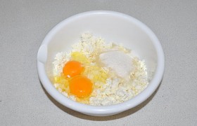 В миску с творогом разбиваем яйца, насыпаем сахар, щепотки соли. Взбиваем недолго миксером или блендером, пока смесь станет однородной.