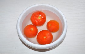 А помидоры надрезаем, заливаем кипятком – через пару минут шкурка начинает сползать. Поливаем холодной водой, очищаем, рубим на мелкие кусочки.