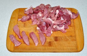 Мясо берем с небольшим слоем жирка для сочности. Промываем, как следует обсушиваем и нарезаем небольшими брусочками. Лучше нарезать их поперек волокон мяса.