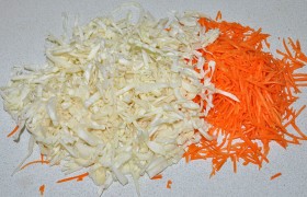 Шинкуем капусту очень тонкими длинными полосками, морковь лучше всего натереть на терке для корейской моркови, но можно и на обычной, мелкой.