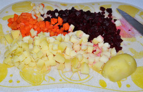 Чистим свеклу, морковь и картофель. Овощи нарезаем кубиками, можно заодно порезать и отжатую квашеную капусту. 