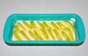 Мы еще добавляем яблоко. Просто разрезаем на тонкие дольки которые и втыкаем в тесто. Оставленный яичный желток взбиваем и промазываем верх запеканки.
