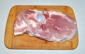 Кусок лопатки с костью или другую часть свинины промываем и хорошо подсушиваем. 