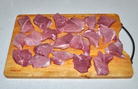 Мясо после промывания и обсушивания нарезаем небольшими, по 5-6 см, ломтиками с толщиной 6-8 мм.