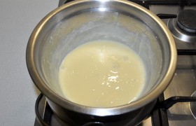 Помешиваем непрерывно ложкой, пока сыр начинает плавиться. На это требуется 3-5 минут в зависимости от сорта сыра. Наконец сыр расплавлен.