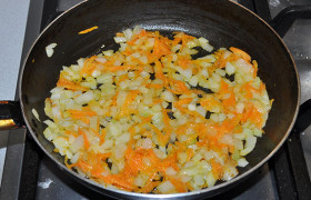 На одной конфорке отвариваем в кастрюле гречку. На вторую ставим сковороду, на которой пассеруем мелко порубленный лук и морковку, 5-7 минут. Гречаники многолики – их можно жарить, тушить, запекать. Мы сегодня именно тушить и будем. 