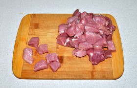 Мясо нарезаем кусочками среднего размера, примерно по 30 мм.