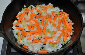 Добавляем натертую тонкими брусочками (или соломкой) морковь, продолжаем обжаривать овощи еще 5-6 минут.