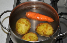 Картофель в мундире и морковь - можно вместе, но морковь вынимаем чуть раньше, чтобы не была слишком мягкой.