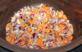  Через 5-7 минут закладываем морковь и лук, обжариваем, периодически помешивая лопаткой, 9-10 минут.