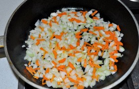 Пока тихонько кипит и  варится  до полуготовности рис (10-12 минуток), мелко рубим лук, морковь, сельдерей, томим на разогретом  растительном масле минут 10, помешивая, на среднем огне. 