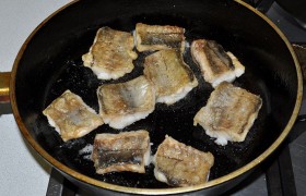 Масло в сковороде (или двух, если одна мала) на сильном огне  перекаливаем . Кладем рыбу, регулятор огня ставим на середину между сильным и средним. Обжариваем с обеих сторон по 2,5-3 минуты, до корочки. 
