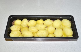 И снова картофель. Каждый слой картофеля приправляем. В зависимости от высоты стенок и размера формы делаем 2 слоя картофеля и один – потрошков, либо, как у нас, 3 слоя картофеля и 2 – потрошков.