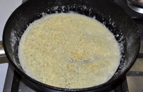  Соус Бешамель  готовим привычно быстро: в сковороде распускаем на небольшом огне сливочное масло; всыпаем муку и при помешивании доводим до желтоватого цвета. 